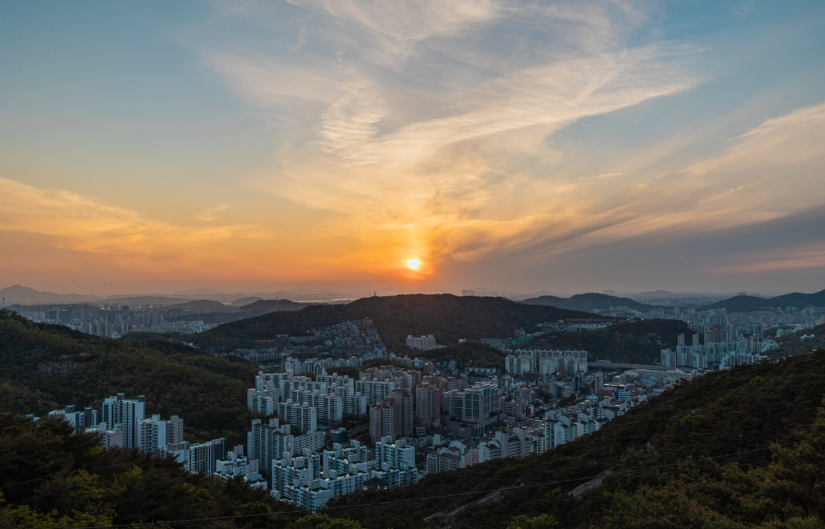 Seoul's First Sunrise of 2026 at 7:47 AM...16 Sunrise Viewing Spots ...