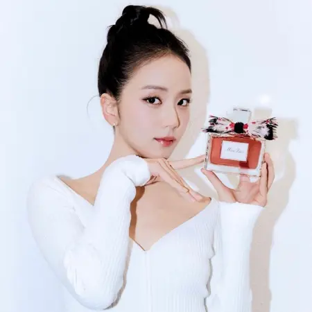 BLACKPINKのジス、全世界50個限定の『ミス ディオール』香水と共に優雅
